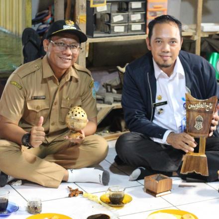 Camat Mataraman Bersama Pambakal Desa Takuti Kunjungi Pengrajin Tempat Dupa di Desa Takuti